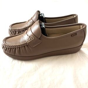 NWOT SAS Mocha Classic Leather Slip On Penny Loafer SZ 8 W